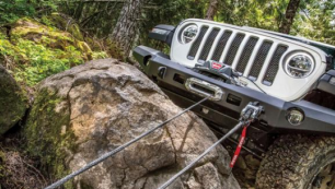 The Correct Steps and Considerations for Using an Electric Winch to Tow Off-Road Vehicles